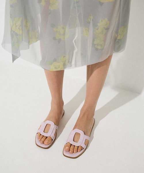 CHARLES & KEITH(チャールズ & キース)の「Easley イーズリー カットアウト スライドサンダル(サンダル・レディース・ブラック/オフホワイト/ライラック/ブラック系その他4/ホワイト系その他3/ブラウン系その他3/クリアブラウン・23.5cm/24.5cm/25cm/25.5cm/23cm/22.5cm)」の7枚目の写真