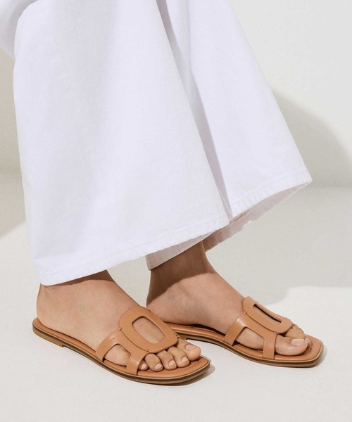 CHARLES & KEITH(チャールズ & キース)の「Easley イーズリー カットアウト スライドサンダル(サンダル・レディース・ブラック/オフホワイト/ライラック/ブラック系その他4/ホワイト系その他3/ブラウン系その他3/クリアブラウン・23.5cm/24.5cm/25cm/25.5cm/23cm/22.5cm)」の5枚目の写真