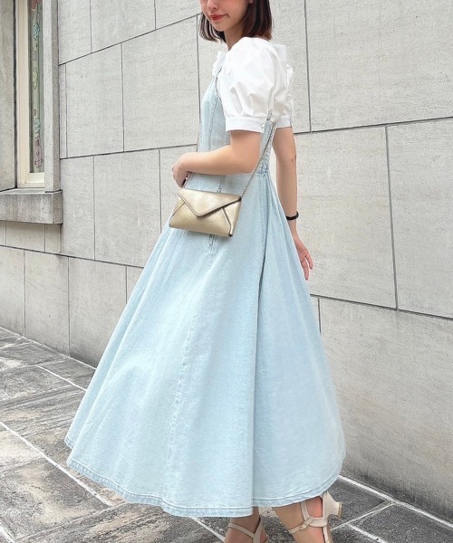 an another angelus（アンアナザーアンジェラス）の「フロント釦デニムフレアーキャミワンピース/ananotherangelus（ワンピース・レディース・ライトブルー/ブラック・FREE）」の2枚目の写真