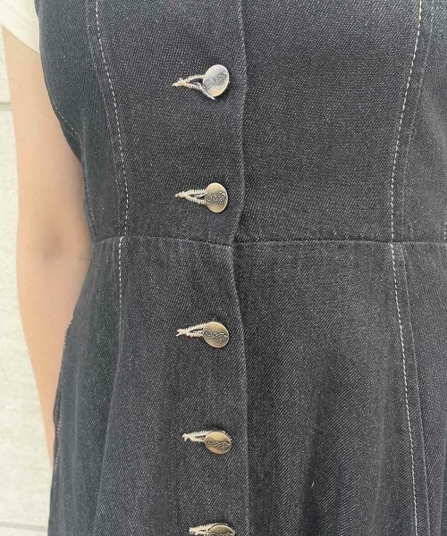 an another angelus（アンアナザーアンジェラス）の「フロント釦デニムフレアーキャミワンピース/ananotherangelus（ワンピース・レディース・ライトブルー/ブラック・FREE）」の12枚目の写真