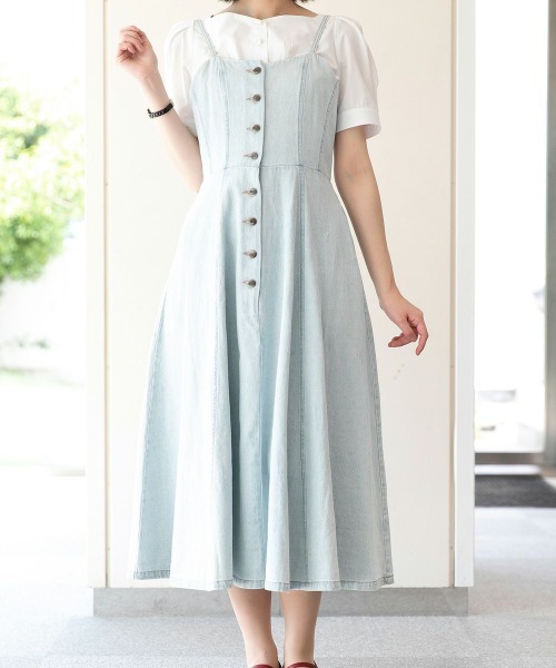 an another angelus（アンアナザーアンジェラス）の「フロント釦デニムフレアーキャミワンピース/ananotherangelus（ワンピース・レディース・ライトブルー/ブラック・FREE）」の6枚目の写真