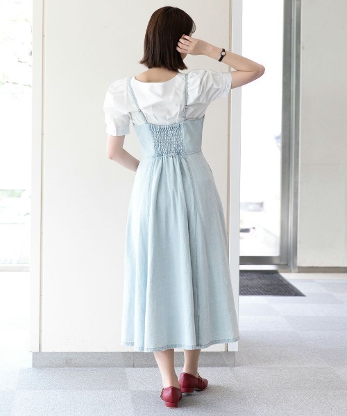 an another angelus（アンアナザーアンジェラス）の「フロント釦デニムフレアーキャミワンピース/ananotherangelus（ワンピース・レディース・ライトブルー/ブラック・FREE）」の7枚目の写真