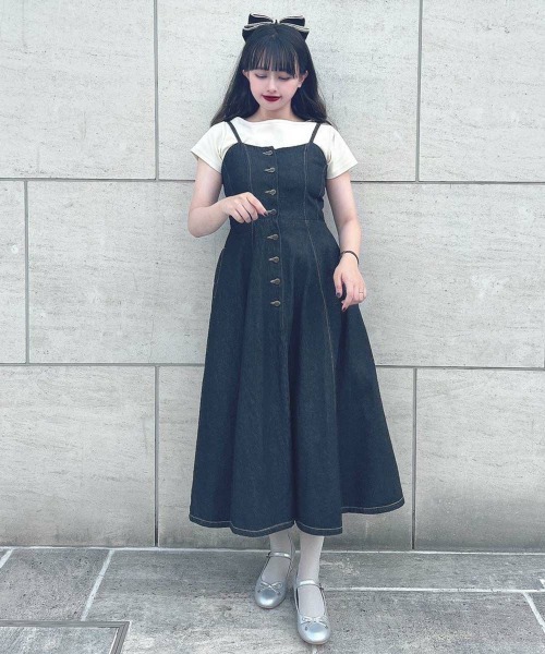 an another angelus（アンアナザーアンジェラス）の「フロント釦デニムフレアーキャミワンピース/ananotherangelus（ワンピース・レディース・ライトブルー/ブラック・FREE）」の8枚目の写真