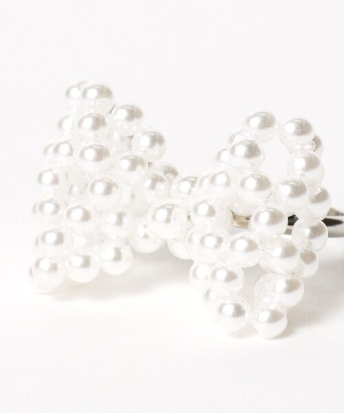 CAROLINA GLASER（カロリナ グレイサー）の「パールリボン リング（リング・レディース・ホワイト・ONE SIZE）」の2枚目の写真