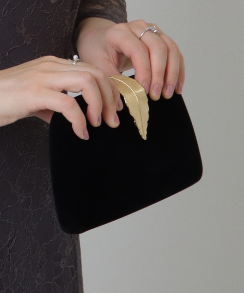 Lace Ladies（レースレディース）の「リーフモチーフ付き コンパクト 2WAY チェーン ショルダー バッグ（クラッチバッグ・レディース・アイボリー/ブラック・FREE）」の4枚目の写真