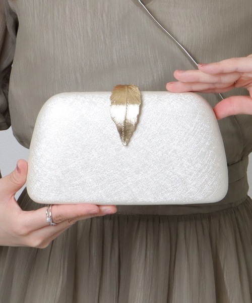 Lace Ladies（レースレディース）の「リーフモチーフ付き コンパクト 2WAY チェーン ショルダー バッグ（クラッチバッグ・レディース・アイボリー/ブラック・FREE）」の11枚目の写真