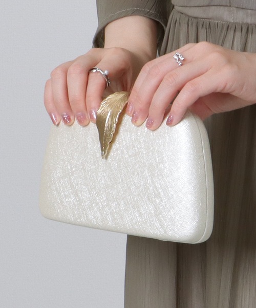 Lace Ladies（レースレディース）の「リーフモチーフ付き コンパクト 2WAY チェーン ショルダー バッグ（クラッチバッグ・レディース・アイボリー/ブラック・FREE）」の12枚目の写真