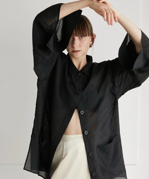 LA PEAU DE GEM（ラポドゥジェム）の「【LA PEAU DE GEM】シアーオーバースリーブシャツ（シャツ/ブラウス・レディース・ホワイト/キャメル/ブラック・FREE）」の4枚目の写真