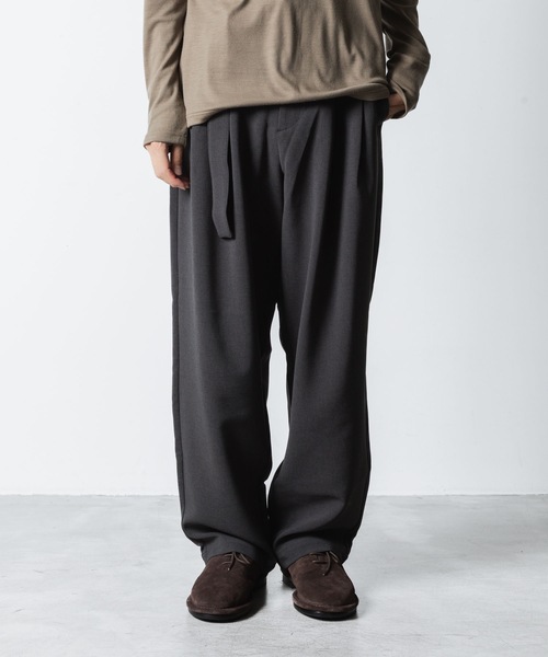 ATTACHMENT（アタッチメント）の「PE ストレッチダブルクロス ベルテッド ワイドテーパードトラウザーズ / PE STRETCH DOUBLE CLOTH BELTED WIDE TAPERD TROUSERS（スラックス・メンズ・ブラック/ライトグレー系/グレー系・1/2/3）」の8枚目の写真