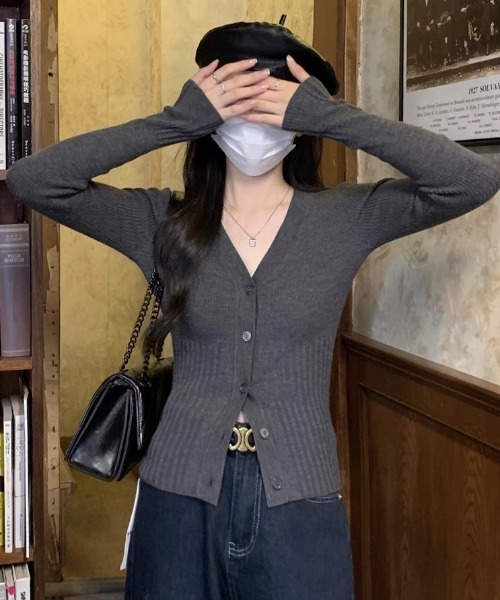 AsheKsha（アシクシャ）の「vネックニットカーディガン（カーディガン/ボレロ・レディース・ダークグレー/ホワイト・F）」の7枚目の写真