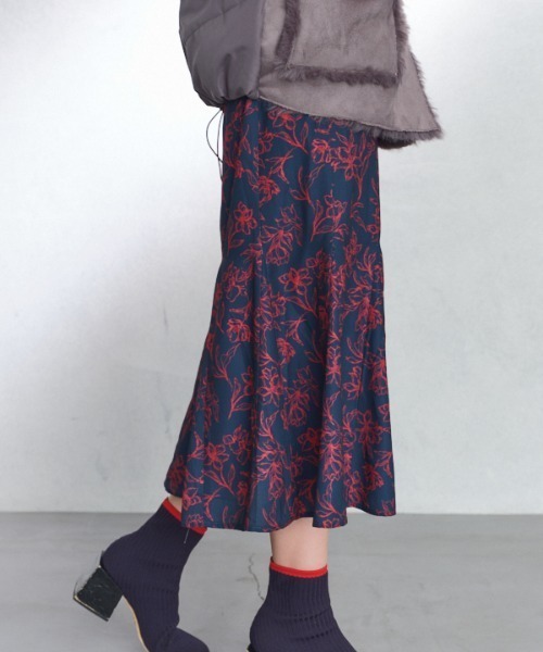Muel Chic(ミュエルシック)の「Lausanne flower Skirt ローザンヌフラワースカート(スカート・レディース・ネイビー系/アイボリー/ブラウン・FREE)」の3枚目の写真