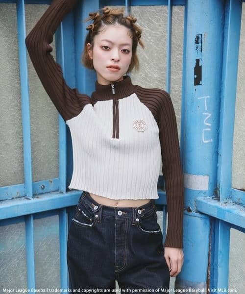 BACK TO THE FIELD（バック トゥー ザ フィールド）の「【MLB】サークルロゴハーフZIPニットトップス（ニット/セーター・レディース・ベージュ/ホワイト/グレー・FREE）」の3枚目の写真