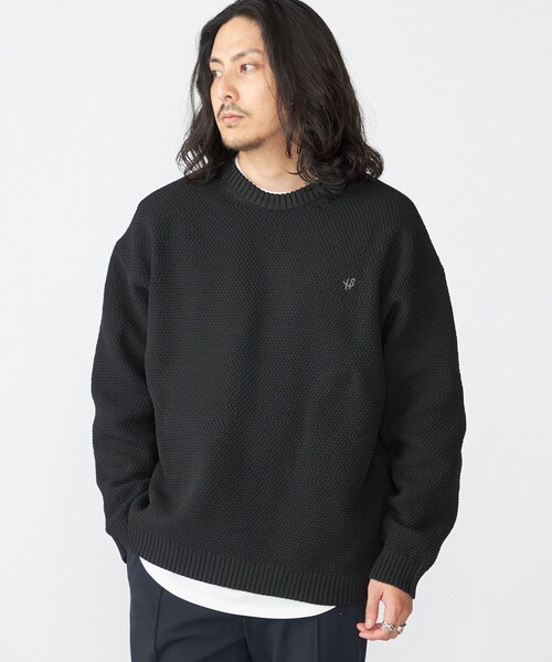 SHIPS（シップス）の「【WEB限定】SHIPS: ワンポイントロゴ ビッグシルエット レイヤード ニット（ニット+ロンT）（ニット/セーター・メンズ・ブラック/チャコールグレー/ベージュ/ネイビー・SMALL/MEDIUM/LARGE/X-LARGE）」の2枚目の写真