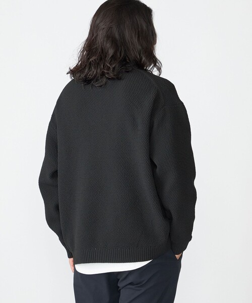 SHIPS（シップス）の「【WEB限定】SHIPS: ワンポイントロゴ ビッグシルエット レイヤード ニット（ニット+ロンT）（ニット/セーター・メンズ・ブラック/チャコールグレー/ベージュ/ネイビー・SMALL/MEDIUM/LARGE/X-LARGE）」の18枚目の写真