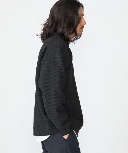 SHIPS（シップス）の「【WEB限定】SHIPS: ワンポイントロゴ ビッグシルエット レイヤード ニット（ニット+ロンT）（ニット/セーター・メンズ・ブラック/チャコールグレー/ベージュ/ネイビー・SMALL/MEDIUM/LARGE/X-LARGE）」の19枚目の写真