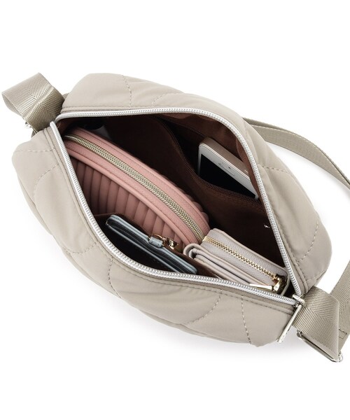 SHOO・LA・RUE(シューラルー)の「◆レジャーや旅行にも キルトスクエアショルダーバッグ(ショルダーバッグ・レディース・グリーン/ブラック/ナチュラル・00)」の4枚目の写真