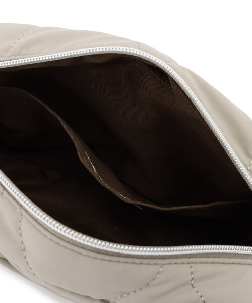 SHOO・LA・RUE(シューラルー)の「◆レジャーや旅行にも キルトスクエアショルダーバッグ(ショルダーバッグ・レディース・グリーン/ブラック/ナチュラル・00)」の6枚目の写真