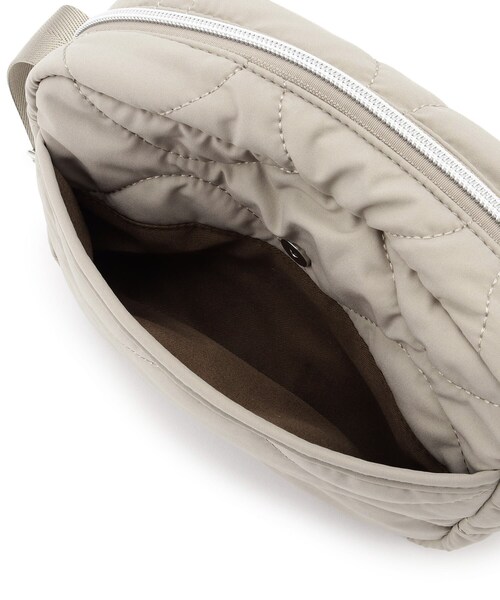 SHOO・LA・RUE(シューラルー)の「◆レジャーや旅行にも キルトスクエアショルダーバッグ(ショルダーバッグ・レディース・グリーン/ブラック/ナチュラル・00)」の7枚目の写真