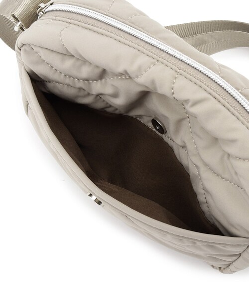 SHOO・LA・RUE(シューラルー)の「◆レジャーや旅行にも キルトスクエアショルダーバッグ(ショルダーバッグ・レディース・グリーン/ブラック/ナチュラル・00)」の8枚目の写真