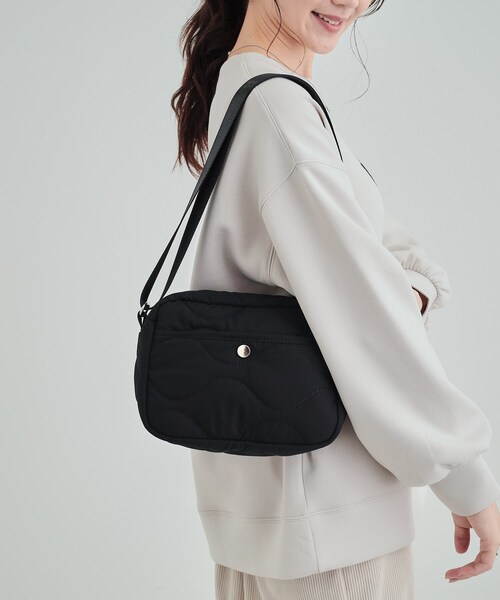 SHOO・LA・RUE(シューラルー)の「◆レジャーや旅行にも キルトスクエアショルダーバッグ(ショルダーバッグ・レディース・グリーン/ブラック/ナチュラル・00)」の10枚目の写真