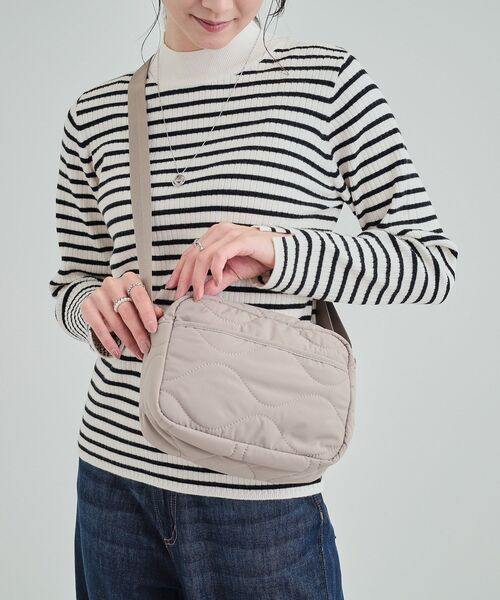 SHOO・LA・RUE(シューラルー)の「◆レジャーや旅行にも キルトスクエアショルダーバッグ(ショルダーバッグ・レディース・グリーン/ブラック/ナチュラル・00)」の2枚目の写真