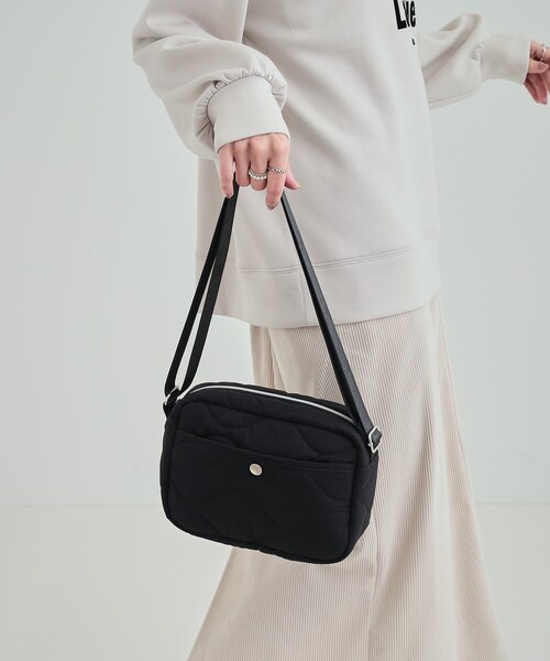 SHOO・LA・RUE(シューラルー)の「◆レジャーや旅行にも キルトスクエアショルダーバッグ(ショルダーバッグ・レディース・グリーン/ブラック/ナチュラル・00)」の1枚目の写真