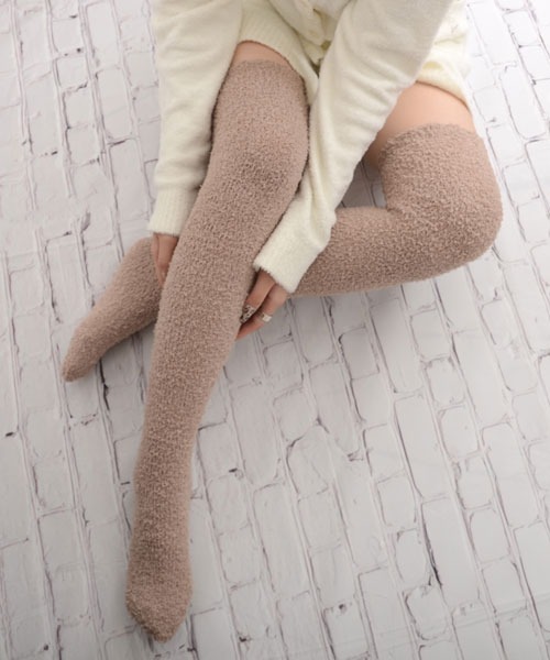 VIBGYOR Women（ヴィブジョー　ウィメン）の「【float】ふわふわ モコモコ シンプル ワンカラー ニーハイルームソックス【7色展開】（ソックス/靴下・レディース・ベージュ/ブラウン/アイボリー/ブラック/オフホワイト/グレー/ライトブラウン・FREE）」の7枚目の写真