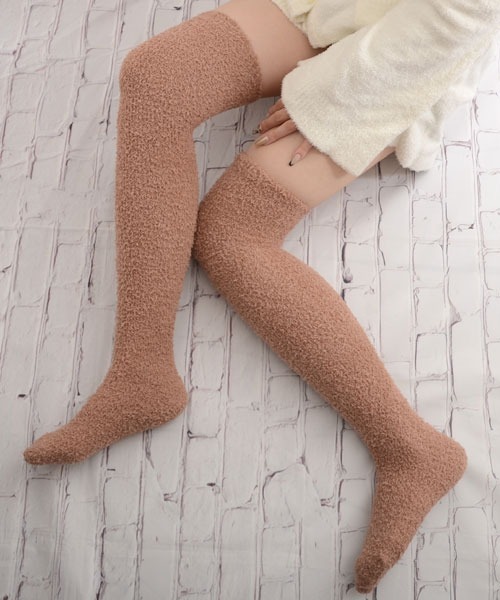 VIBGYOR Women（ヴィブジョー　ウィメン）の「【float】ふわふわ モコモコ シンプル ワンカラー ニーハイルームソックス【7色展開】（ソックス/靴下・レディース・ベージュ/ブラウン/アイボリー/ブラック/オフホワイト/グレー/ライトブラウン・FREE）」の6枚目の写真