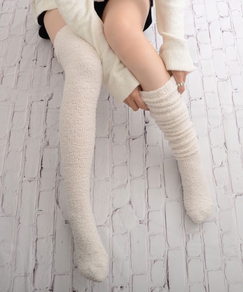 VIBGYOR Women（ヴィブジョー　ウィメン）の「【float】ふわふわ モコモコ シンプル ワンカラー ニーハイルームソックス【7色展開】（ソックス/靴下・レディース・ベージュ/ブラウン/アイボリー/ブラック/オフホワイト/グレー/ライトブラウン・FREE）」の8枚目の写真