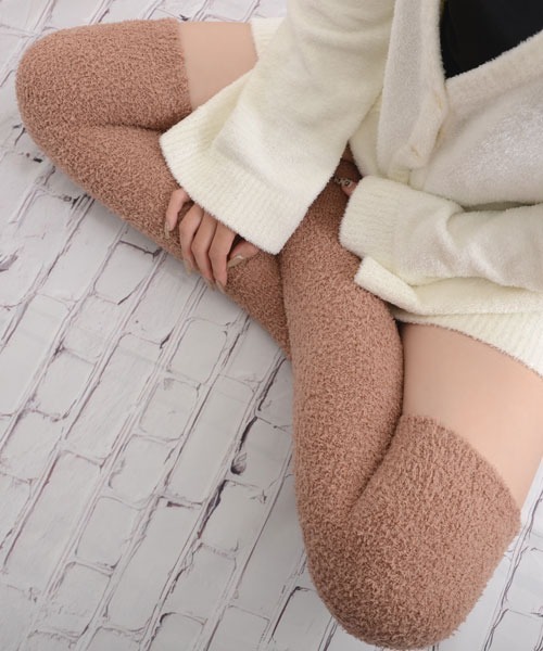 VIBGYOR Women（ヴィブジョー　ウィメン）の「【float】ふわふわ モコモコ シンプル ワンカラー ニーハイルームソックス【7色展開】（ソックス/靴下・レディース・ベージュ/ブラウン/アイボリー/ブラック/オフホワイト/グレー/ライトブラウン・FREE）」の14枚目の写真