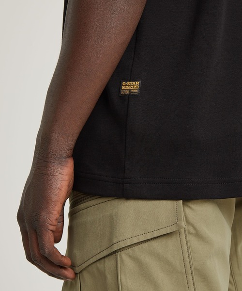 G-STAR（ジースター）の「OLD SKOOL LOGO T-SHIRT/クラシックロゴTシャツ（Tシャツ/カットソー・メンズ・ダークブラック/ホワイト・SMALL/MEDIUM/LARGE/X-LARGE/X-SMALL）」の7枚目の写真