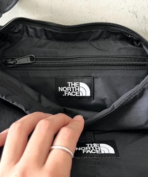 THE NORTH FACE(ザノースフェイス)の「THE NORTH FACE(ザ・ノースフェイス)/2WAY 軽量 ワンショルダー ボディバッグ ハーフムーン/URBAN TOTE BAG MINI(ショルダーバッグ・レディース・ブラック/ライトベージュ/クリーム/ライトグレー・FREE)」の17枚目の写真
