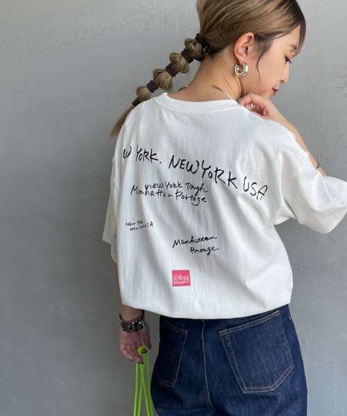 Manhattan Portage（マンハッタンポーテージ）の「[MANHATTAN PORTAGE/マンハッタンポーテージ] 別注 ランダムロゴ バックプリントTシャツ（トップス）」
