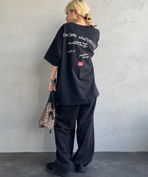 Manhattan Portage（マンハッタンポーテージ）の「[MANHATTAN PORTAGE/マンハッタンポーテージ] 別注 ランダムロゴ バックプリントTシャツ（Tシャツ/カットソー・レディース・ブラック/ホワイト/チャコール・L/M/S/XL）」の5枚目の写真