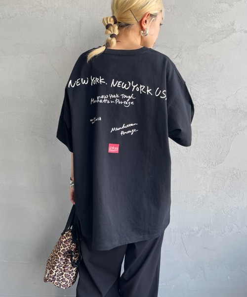 Manhattan Portage（マンハッタンポーテージ）の「[MANHATTAN PORTAGE/マンハッタンポーテージ] 別注 ランダムロゴ バックプリントTシャツ（Tシャツ/カットソー・レディース・ブラック/ホワイト/チャコール・L/M/S/XL）」の21枚目の写真