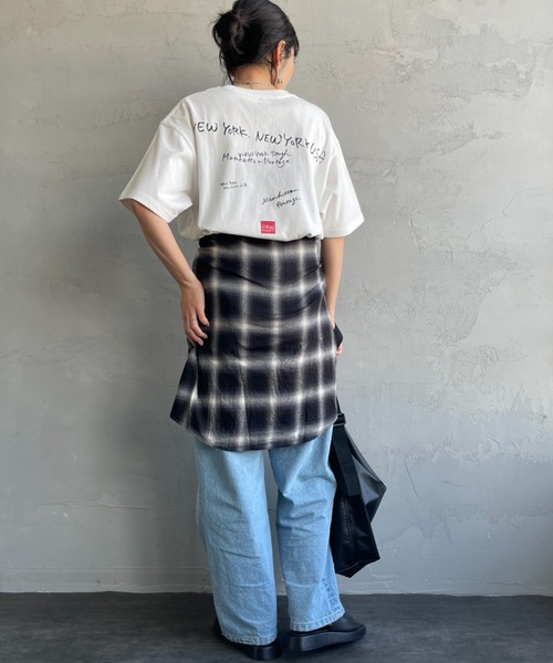 Manhattan Portage（マンハッタンポーテージ）の「[MANHATTAN PORTAGE/マンハッタンポーテージ] 別注 ランダムロゴ バックプリントTシャツ（Tシャツ/カットソー・レディース・ブラック/ホワイト/チャコール・L/M/S/XL）」の4枚目の写真
