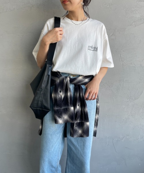 Manhattan Portage（マンハッタンポーテージ）の「[MANHATTAN PORTAGE/マンハッタンポーテージ] 別注 ランダムロゴ バックプリントTシャツ（Tシャツ/カットソー・レディース・ブラック/ホワイト/チャコール・L/M/S/XL）」の7枚目の写真