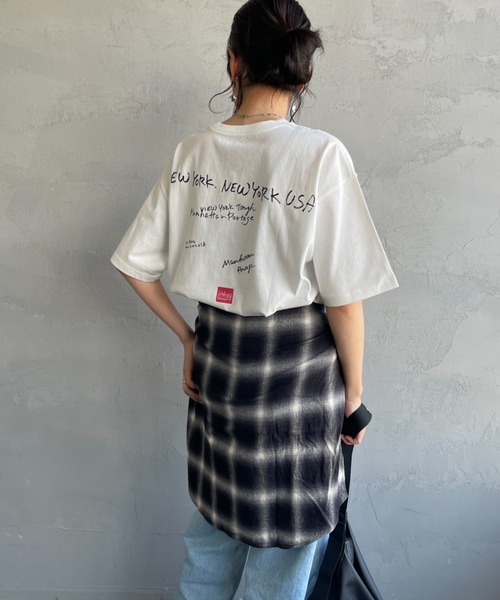 Manhattan Portage（マンハッタンポーテージ）の「[MANHATTAN PORTAGE/マンハッタンポーテージ] 別注 ランダムロゴ バックプリントTシャツ（Tシャツ/カットソー・レディース・ブラック/ホワイト/チャコール・L/M/S/XL）」の9枚目の写真