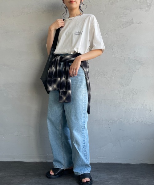 Manhattan Portage（マンハッタンポーテージ）の「[MANHATTAN PORTAGE/マンハッタンポーテージ] 別注 ランダムロゴ バックプリントTシャツ（Tシャツ/カットソー・レディース・ブラック/ホワイト/チャコール・L/M/S/XL）」の10枚目の写真
