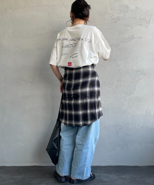 Manhattan Portage（マンハッタンポーテージ）の「[MANHATTAN PORTAGE/マンハッタンポーテージ] 別注 ランダムロゴ バックプリントTシャツ（Tシャツ/カットソー・レディース・ブラック/ホワイト/チャコール・L/M/S/XL）」の12枚目の写真