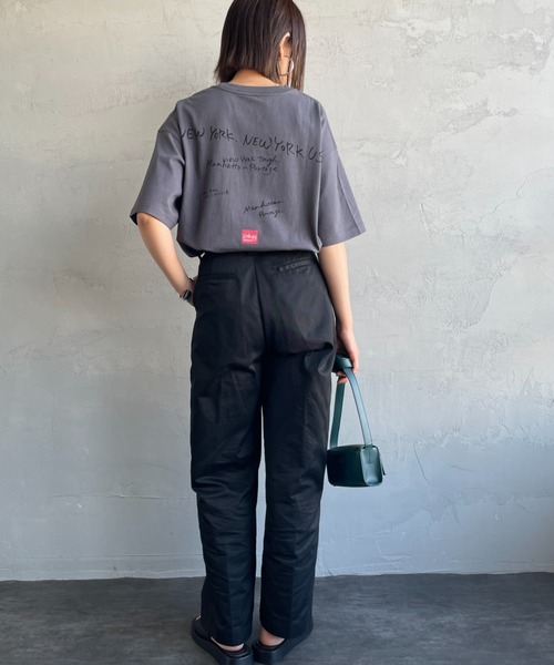 Manhattan Portage（マンハッタンポーテージ）の「[MANHATTAN PORTAGE/マンハッタンポーテージ] 別注 ランダムロゴ バックプリントTシャツ（Tシャツ/カットソー・レディース・ブラック/ホワイト/チャコール・L/M/S/XL）」の6枚目の写真
