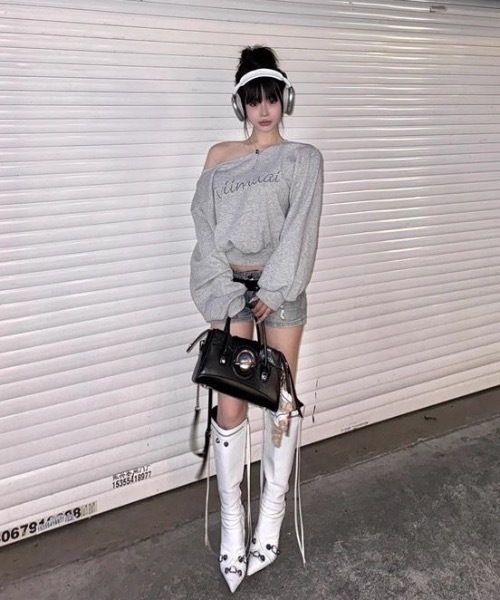 lilful(リルフル)の「レタリングワンショルダースウェット(スウェット・レディース・グレー・F)」の2枚目の写真