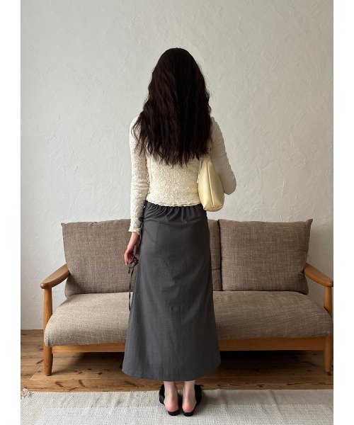 A AMEL（エイメル）の「【インスタグラマー senaさん×Aamelコラボ】キャミ付きシャーリングトップス（Tシャツ/カットソー・レディース・ホワイト・FREE）」の2枚目の写真