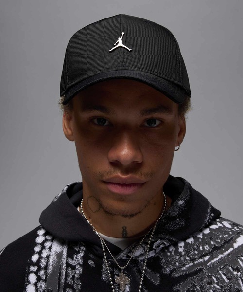 JORDAN BRAND（ジョーダンブランド）の「ジョーダン ライズ ストラクチャード メタル ジャンプマン キャップ / Jordan Rise Structured Metal Jumpman Hat HM5750-010 Black（キャップ・メンズ・ブラック・L/XL/M/L/S/M）」の3枚目の写真
