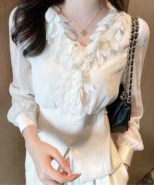 ラッフルVネックシアーブラウス（シャツ/ブラウス）｜AMAJI（アマジ）