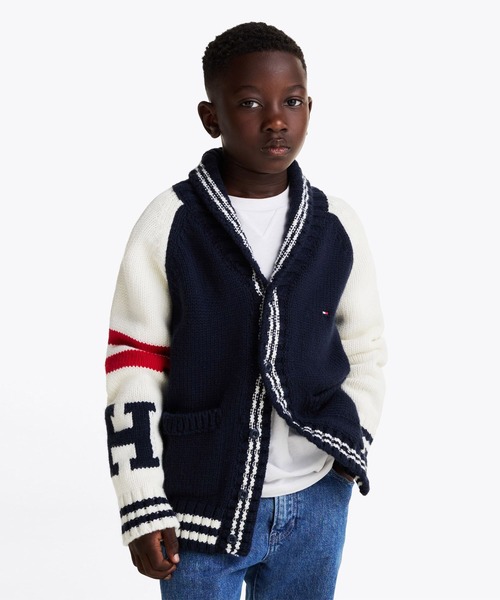 TOMMY HILFIGER(トミーヒルフィガー)の「BOYS バーシティチャンキーカーディガン(ニット/セーター・キッズ・ネイビー・130cm/160cm/150cm/140cm)」の1枚目の写真