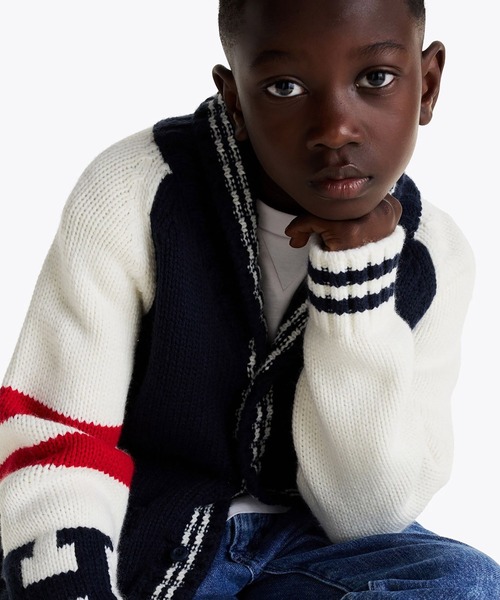 TOMMY HILFIGER(トミーヒルフィガー)の「BOYS バーシティチャンキーカーディガン(ニット/セーター・キッズ・ネイビー・130cm/160cm/150cm/140cm)」の2枚目の写真