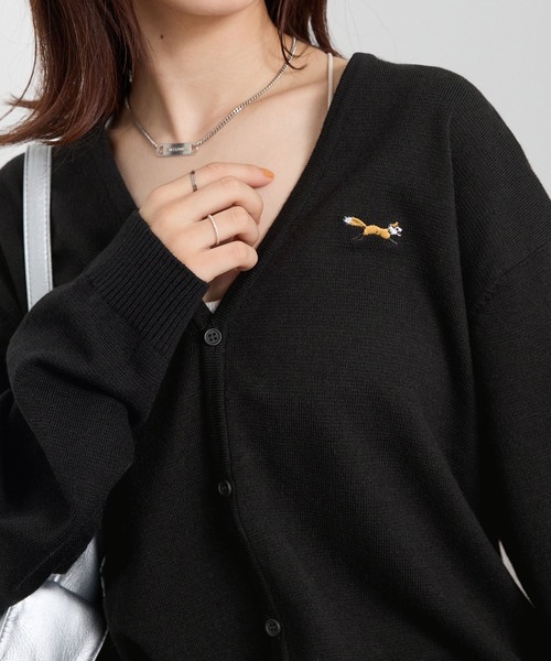 PENNEYS(ぺニーズ)の「PENNEYS/ペニーズ 別注 THE FOX ロゴ ワンポイントワッペン刺繍ジャガードニットカーディガン(カーディガン/ボレロ・レディース・サックスブルー/レッド/ブラック/アイボリー/ネイビー/チャコール/チェリーレッド/グレイッシュベージュ・M/L)」の10枚目の写真