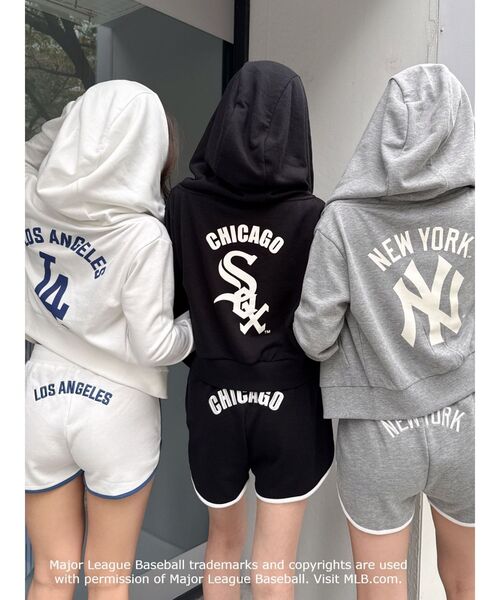 MLB（メジャーリーグベースボール）の「GYDA［MLB］BACK LOGOスウェットショートパンツ（その他パンツ・レディース・グレー/オフホワイト/ブラック・FREE）」の4枚目の写真