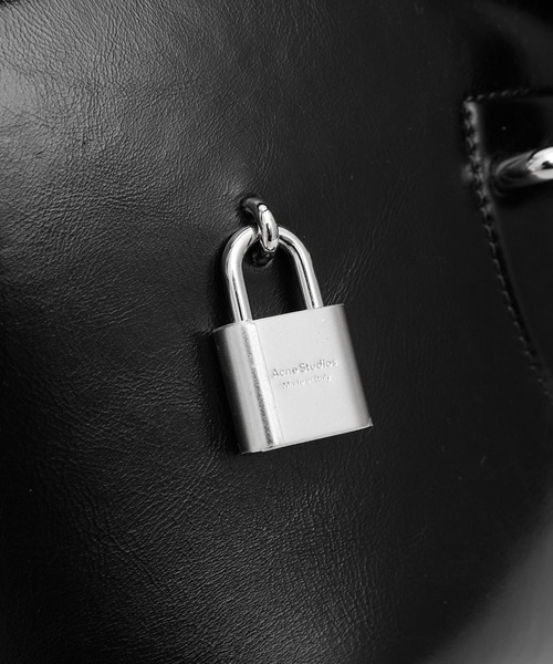 Acne Studios(アクネストゥディオズ)の「FN-WN-BAGS000518(ショルダーバッグ・レディース・ブラック・ONE SIZE)」の5枚目の写真